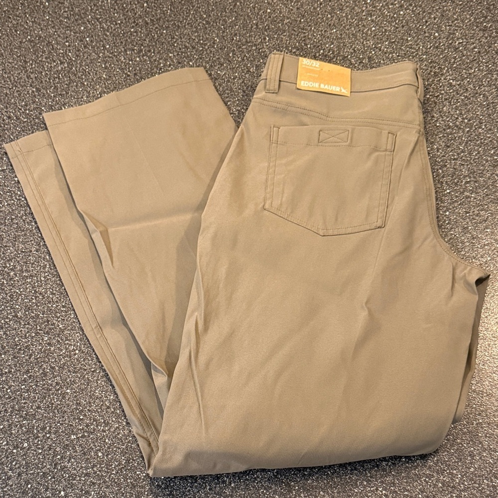 NWT Eddie Bauer Men's Olive Ranier Cargo Pants - 30 waist, 32 length - Picture 4 of 6